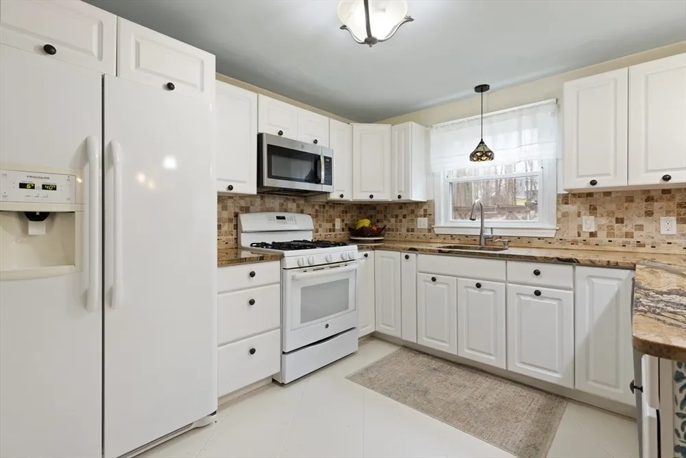55 Thomas Dr, Chelmsford, MA 01824