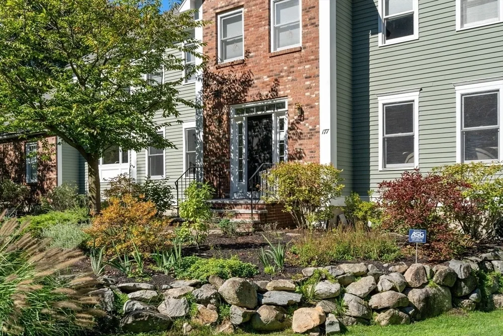 177 Bay Colony Dr, Westwood, MA 02090