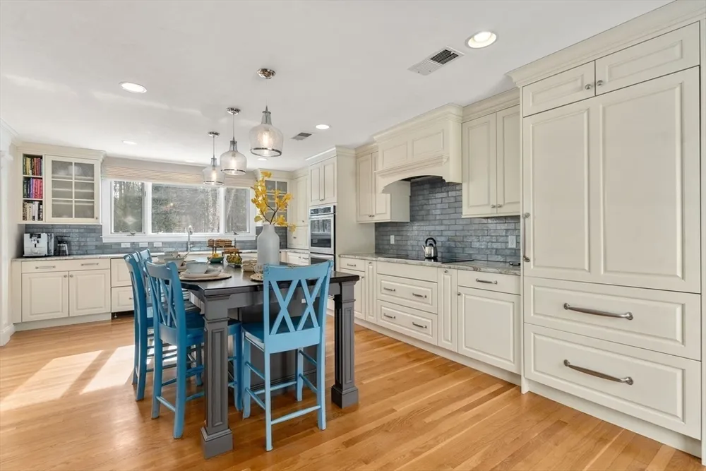 177 Bay Colony Dr, Westwood, MA 02090