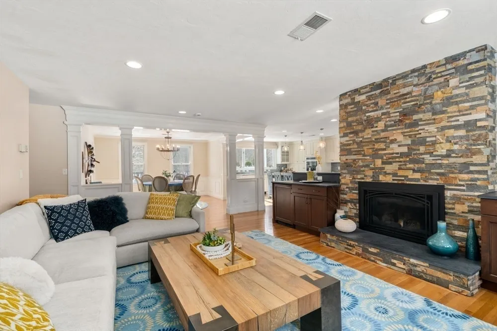 177 Bay Colony Dr, Westwood, MA 02090
