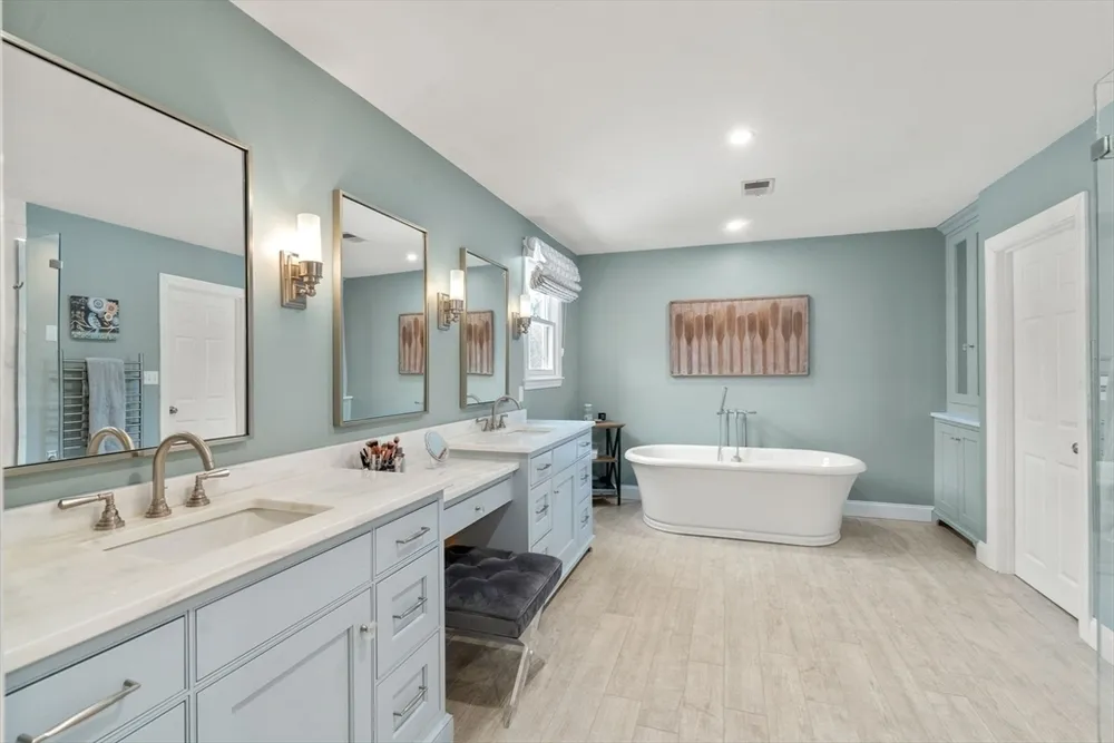 177 Bay Colony Dr, Westwood, MA 02090