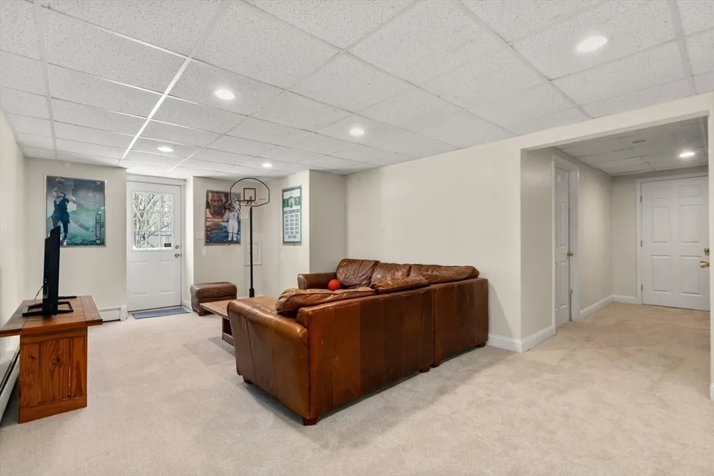 177 Bay Colony Dr, Westwood, MA 02090