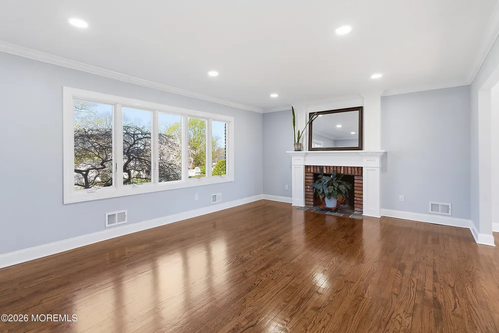 14 Koosman Dr, Leonardo, NJ 07737