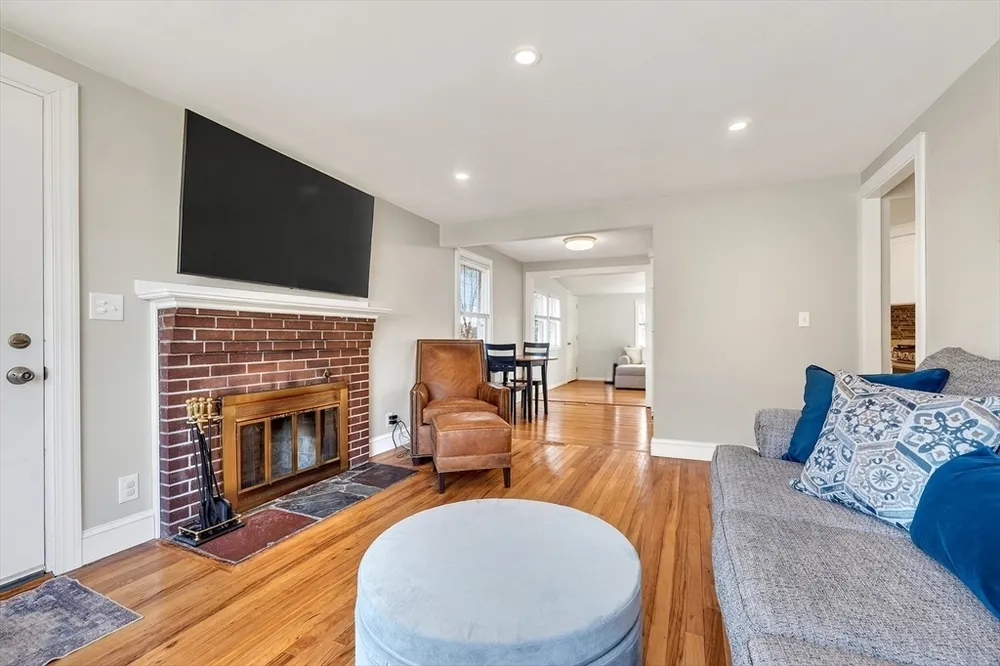 9 Valley Rd, Norwood, MA 02062