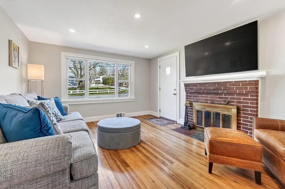 9 Valley Rd, Norwood, MA 02062