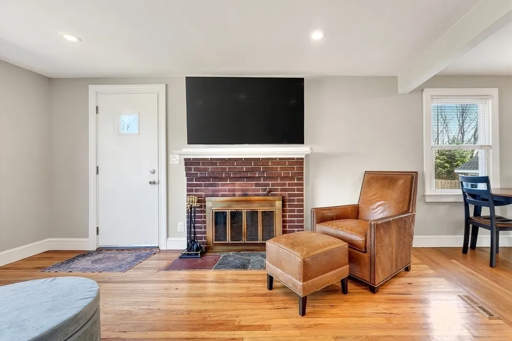 9 Valley Rd, Norwood, MA 02062