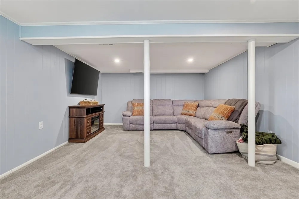9 Valley Rd, Norwood, MA 02062