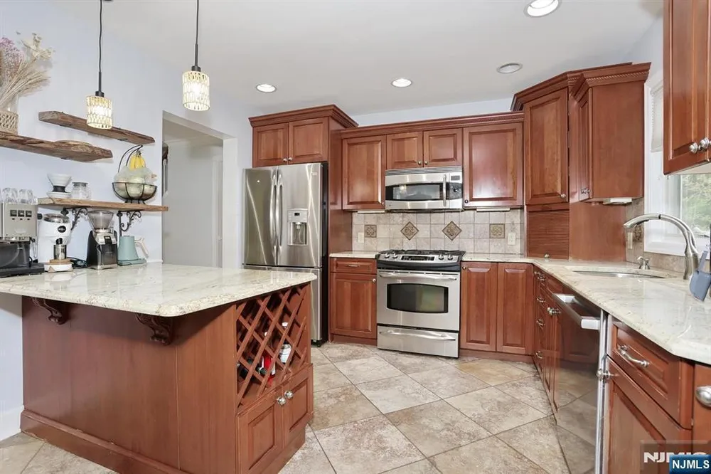 7 Short St, Harrington Park, NJ 07640