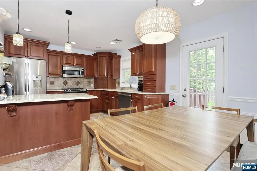 7 Short St, Harrington Park, NJ 07640