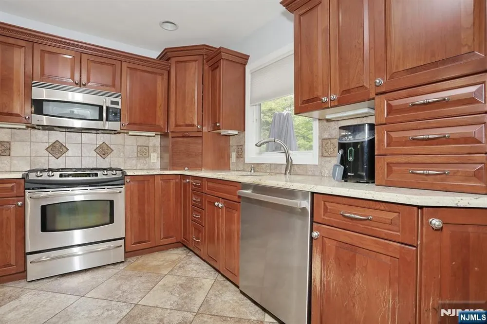 7 Short St, Harrington Park, NJ 07640