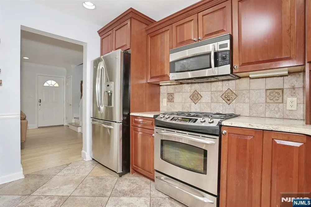 7 Short St, Harrington Park, NJ 07640