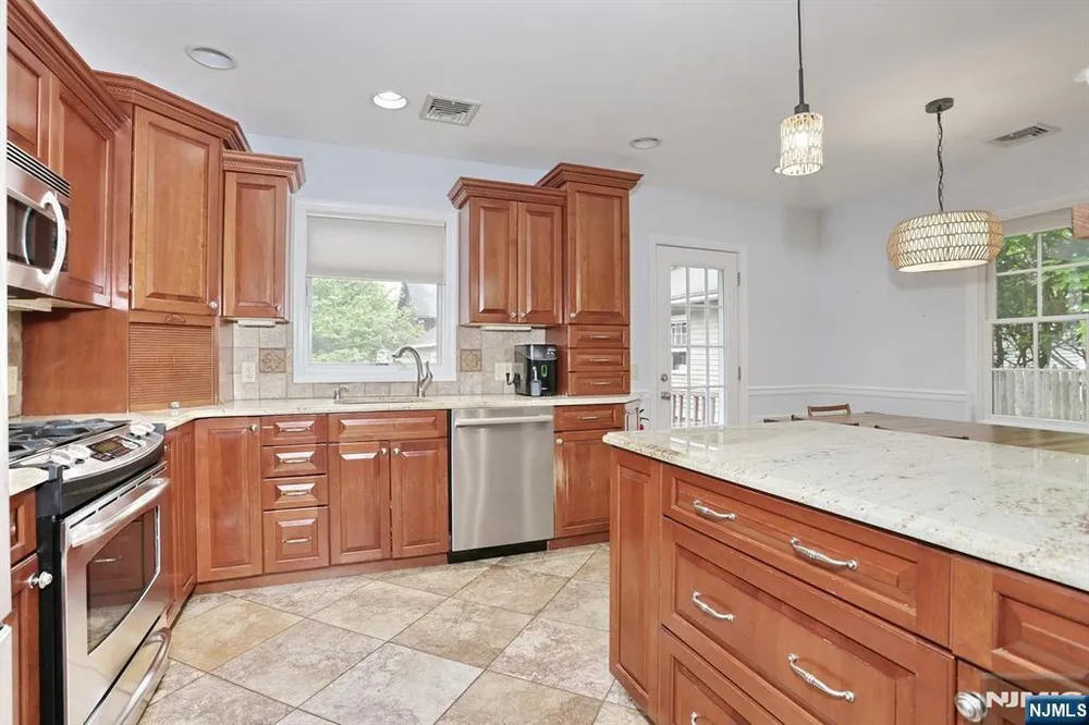 7 Short St, Harrington Park, NJ 07640