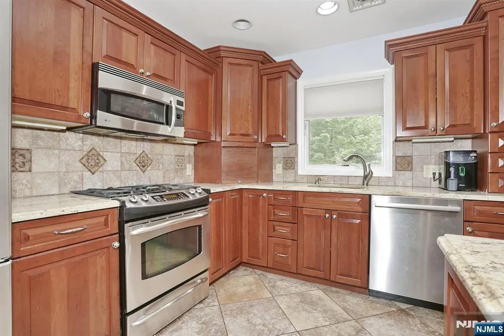 7 Short St, Harrington Park, NJ 07640