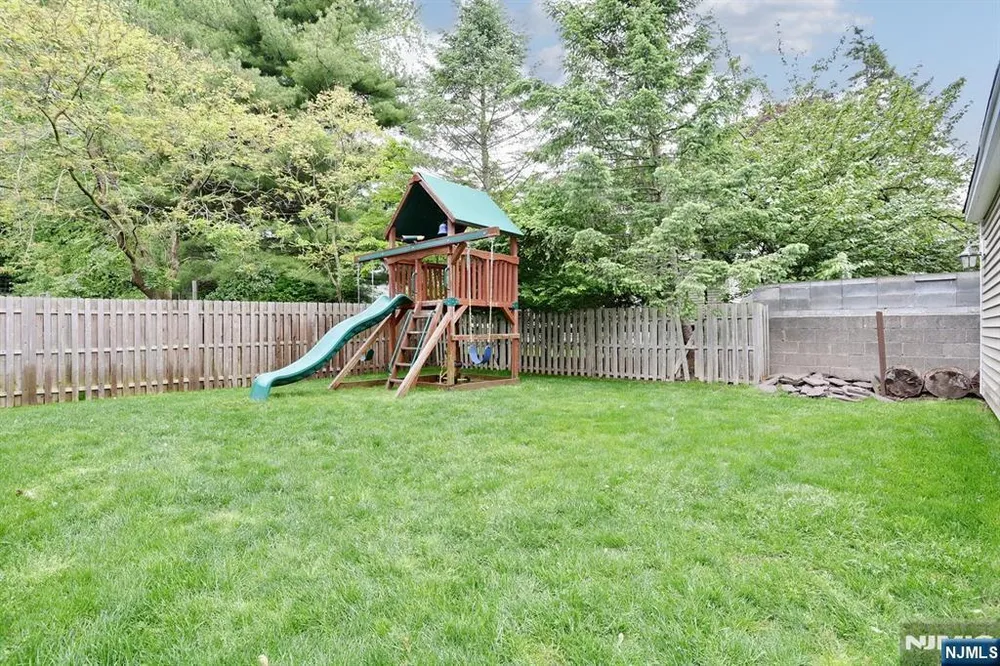 7 Short St, Harrington Park, NJ 07640