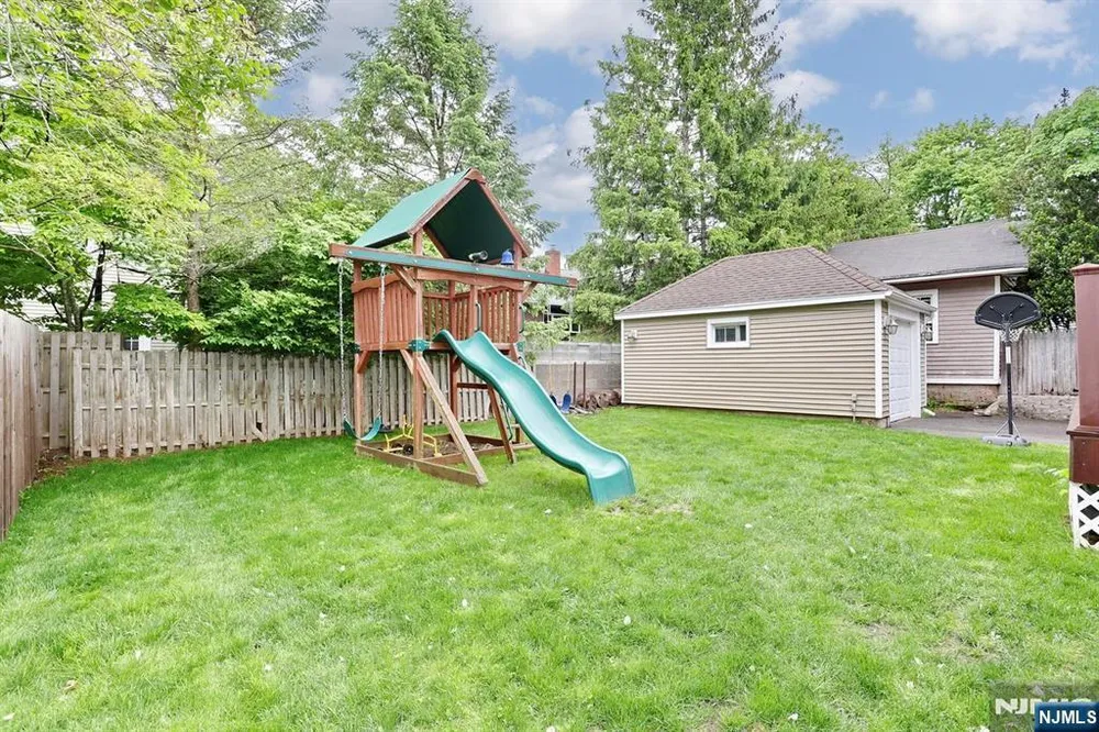 7 Short St, Harrington Park, NJ 07640