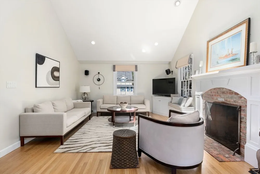 30 Ivy Rd, Wellesley, MA 02482