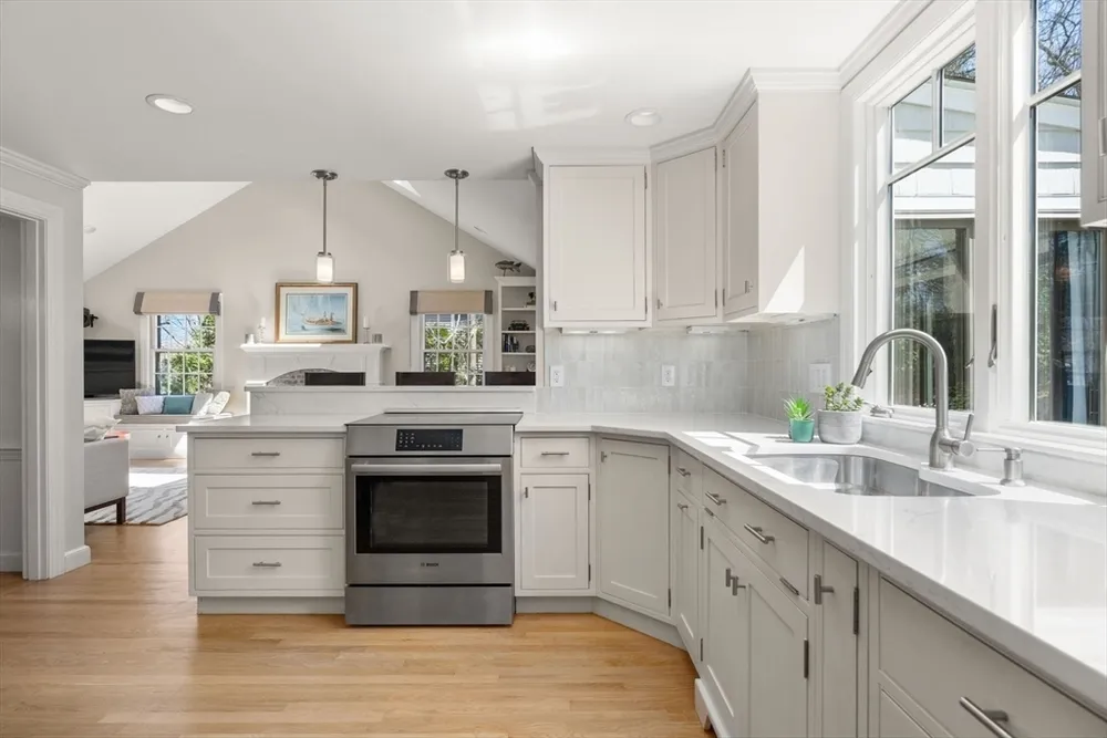 30 Ivy Rd, Wellesley, MA 02482