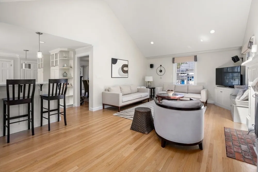 30 Ivy Rd, Wellesley, MA 02482