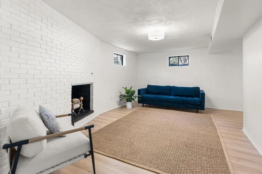 30 Ivy Rd, Wellesley, MA 02482