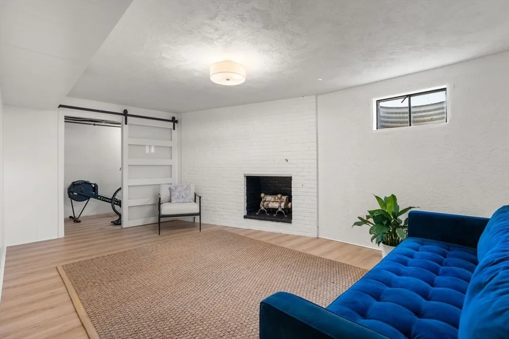 30 Ivy Rd, Wellesley, MA 02482
