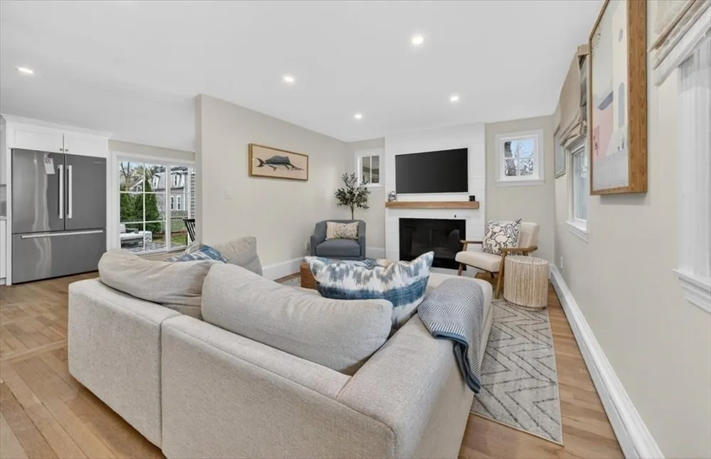 18 Crowes Ln, Hingham, MA 02043