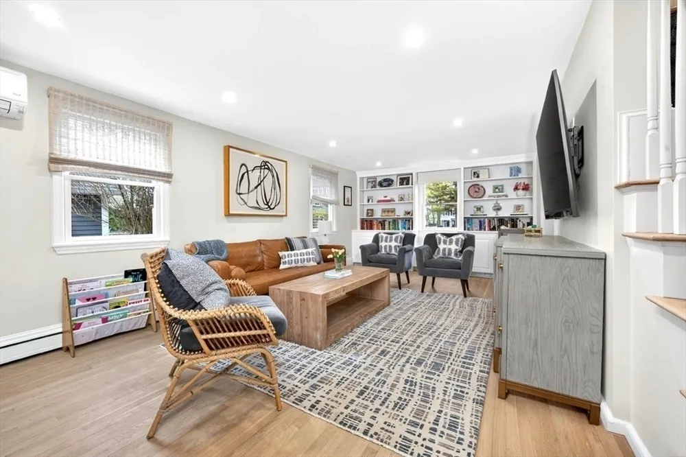 18 Crowes Ln, Hingham, MA 02043