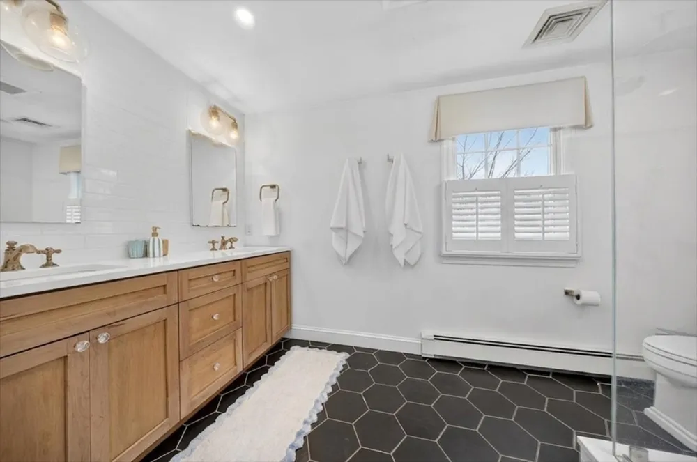 18 Crowes Ln, Hingham, MA 02043