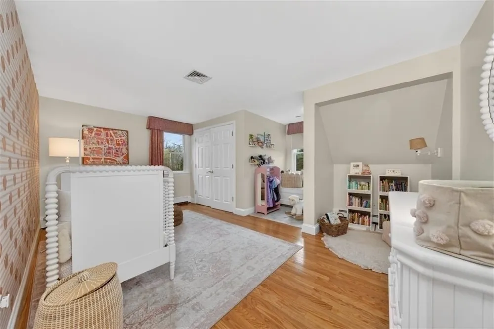 18 Crowes Ln, Hingham, MA 02043