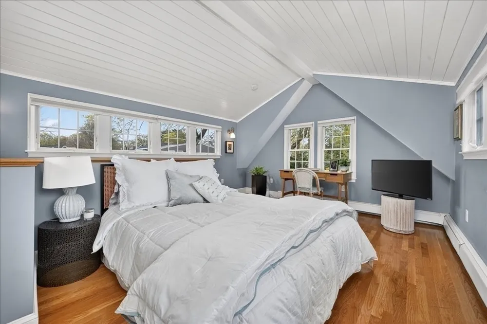 18 Crowes Ln, Hingham, MA 02043