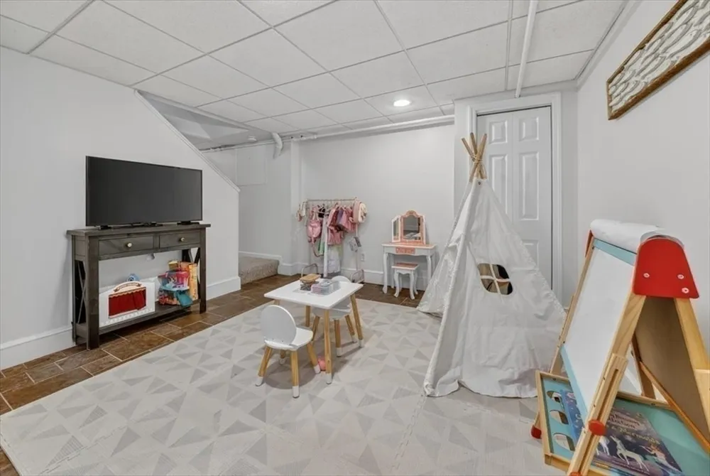 18 Crowes Ln, Hingham, MA 02043