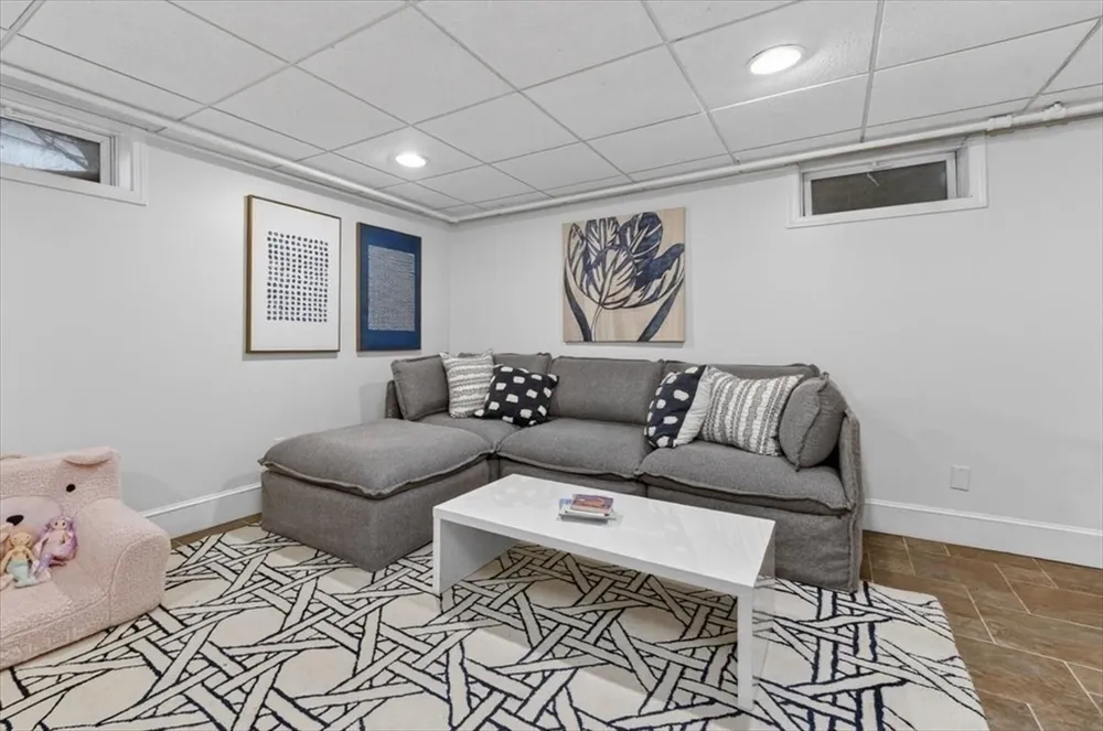 18 Crowes Ln, Hingham, MA 02043