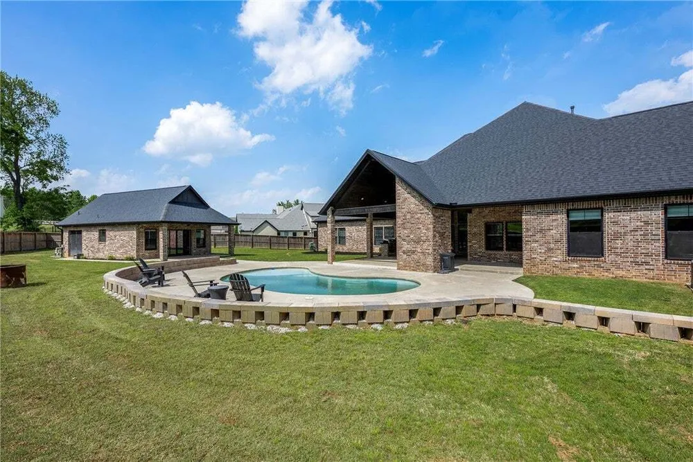 5104 S Haxton Circle, Bentonville, AR 72713