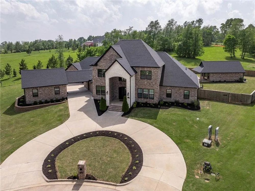 5104 S Haxton Circle, Bentonville, AR 72713