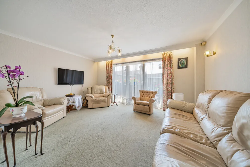 Heights Close, London, SW20 photo 4