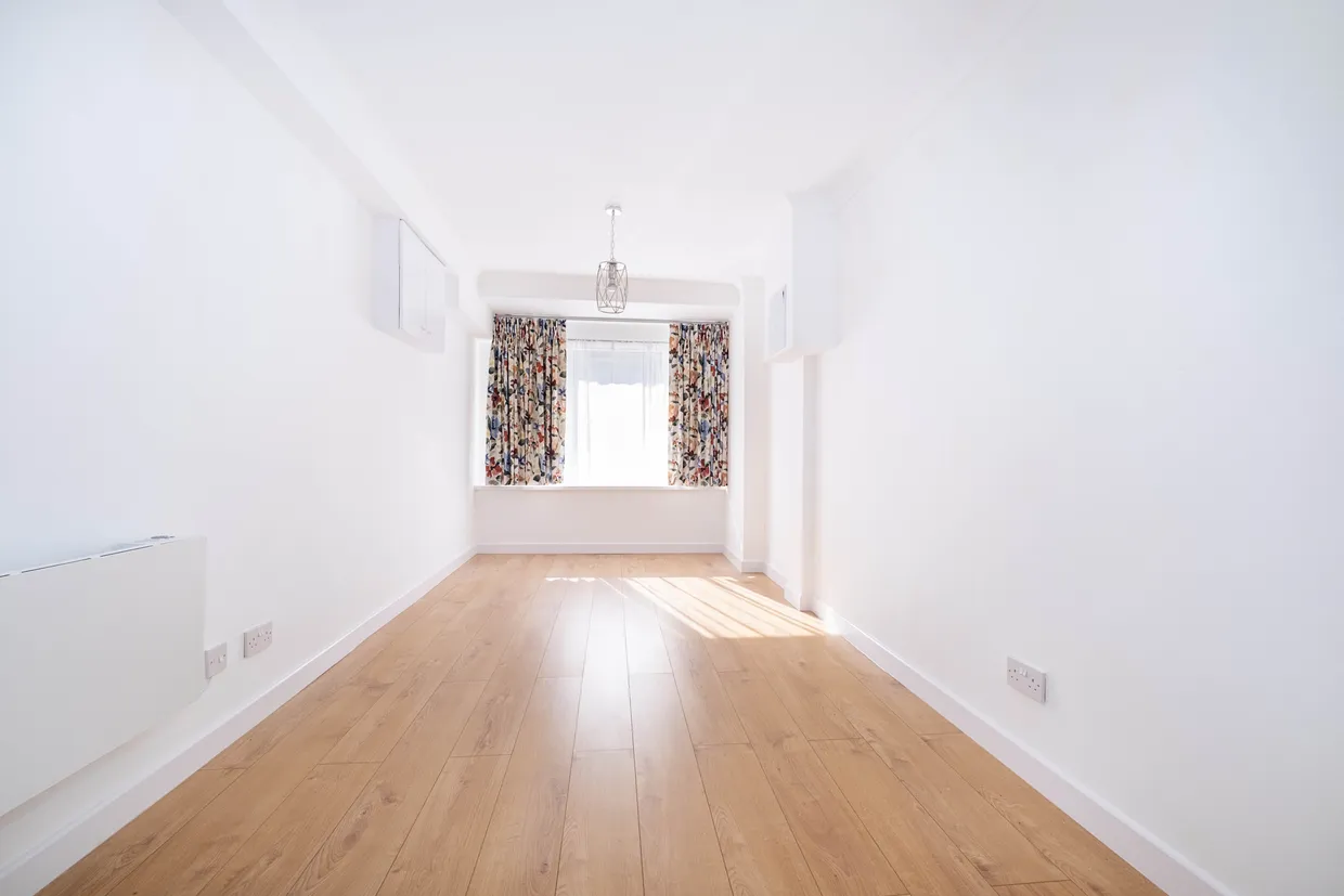 Heights Close, London, SW20 photo 6