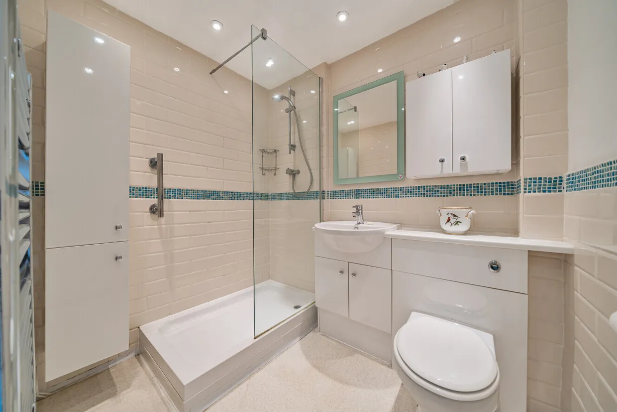 Heights Close, London, SW20 photo 8