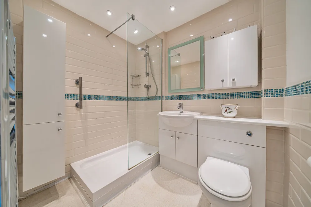Heights Close, London, SW20 photo 8