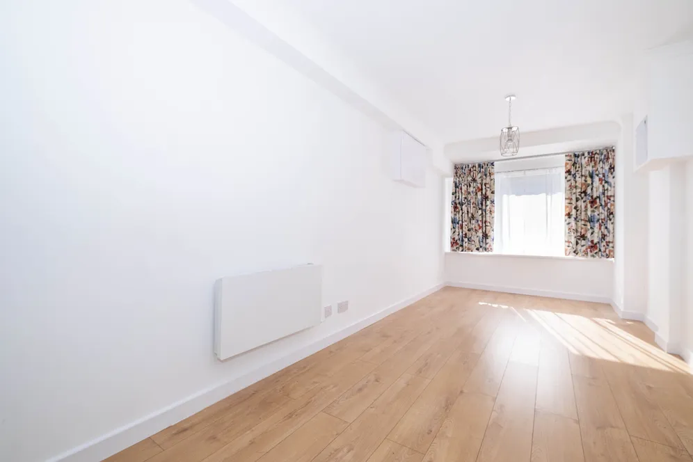 Heights Close, London, SW20 photo 12