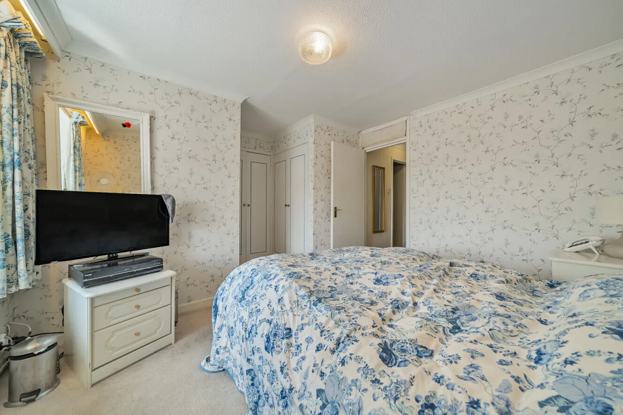 Heights Close, London, SW20 photo 14