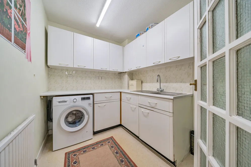 Heights Close, London, SW20 photo 16