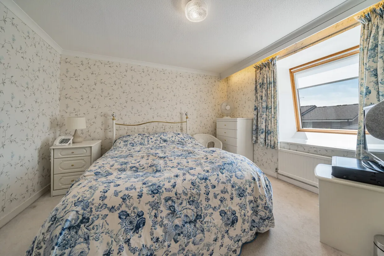 Heights Close, London, SW20 photo 18