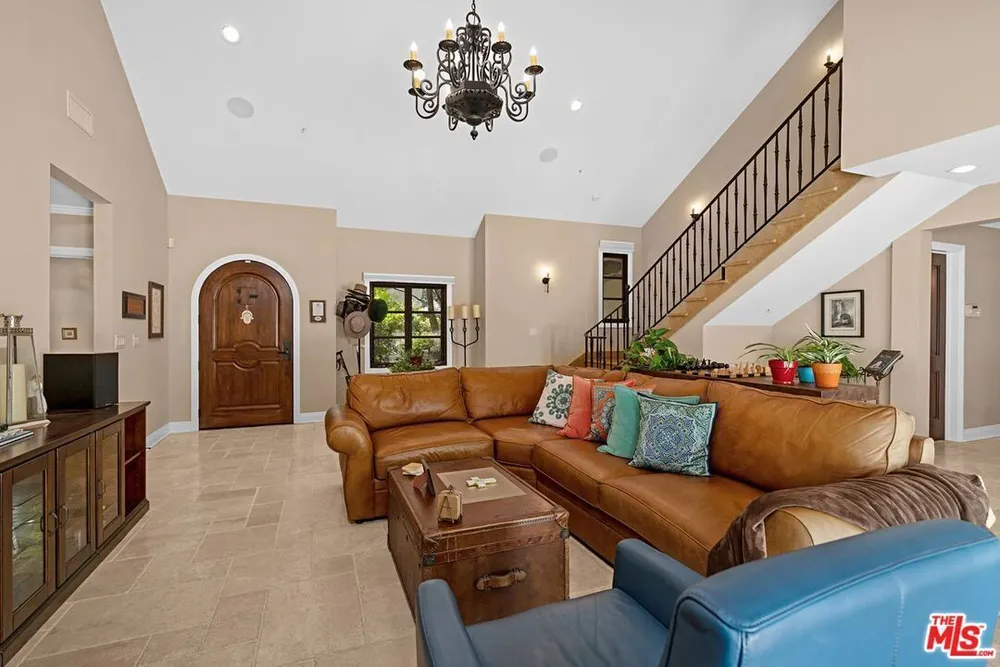 3645 Longview Valley Rd, Sherman Oaks, CA 91423
