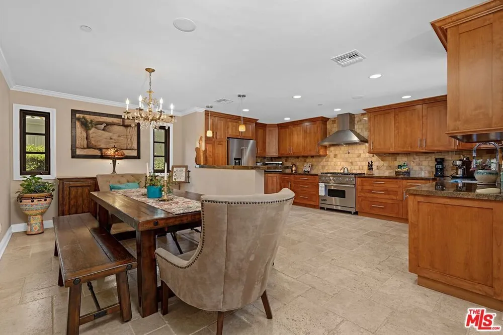 3645 Longview Valley Rd, Sherman Oaks, CA 91423