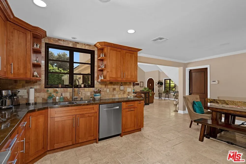 3645 Longview Valley Rd, Sherman Oaks, CA 91423