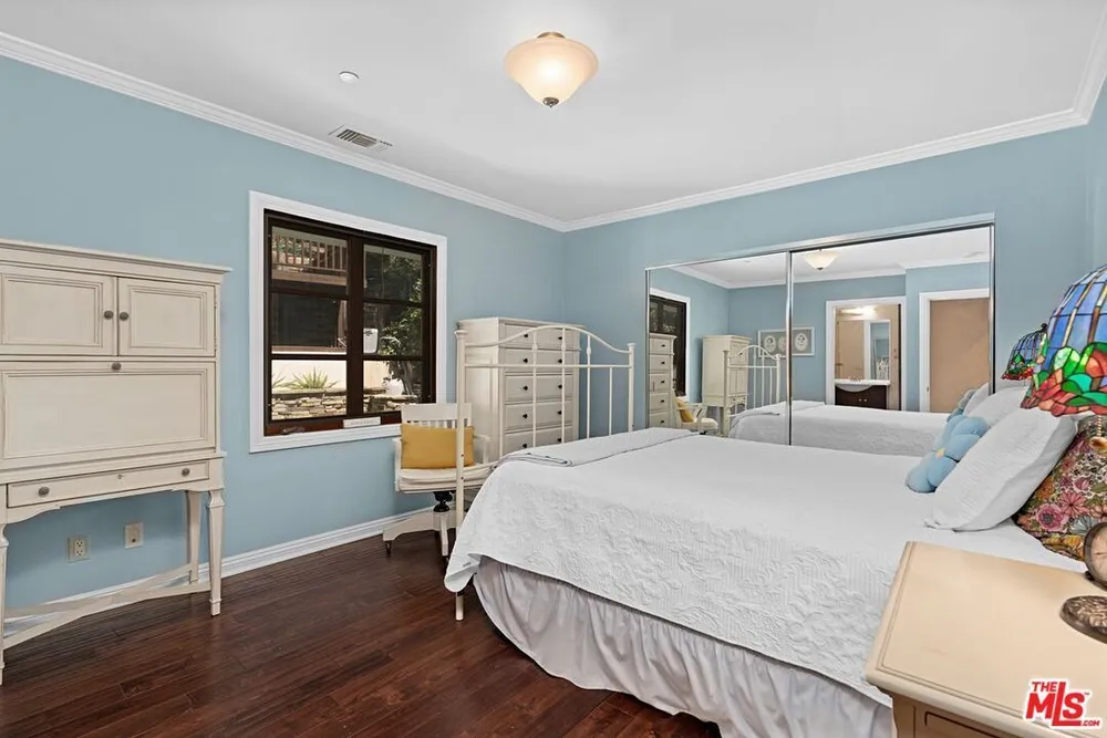 3645 Longview Valley Rd, Sherman Oaks, CA 91423