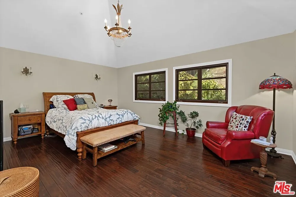 3645 Longview Valley Rd, Sherman Oaks, CA 91423