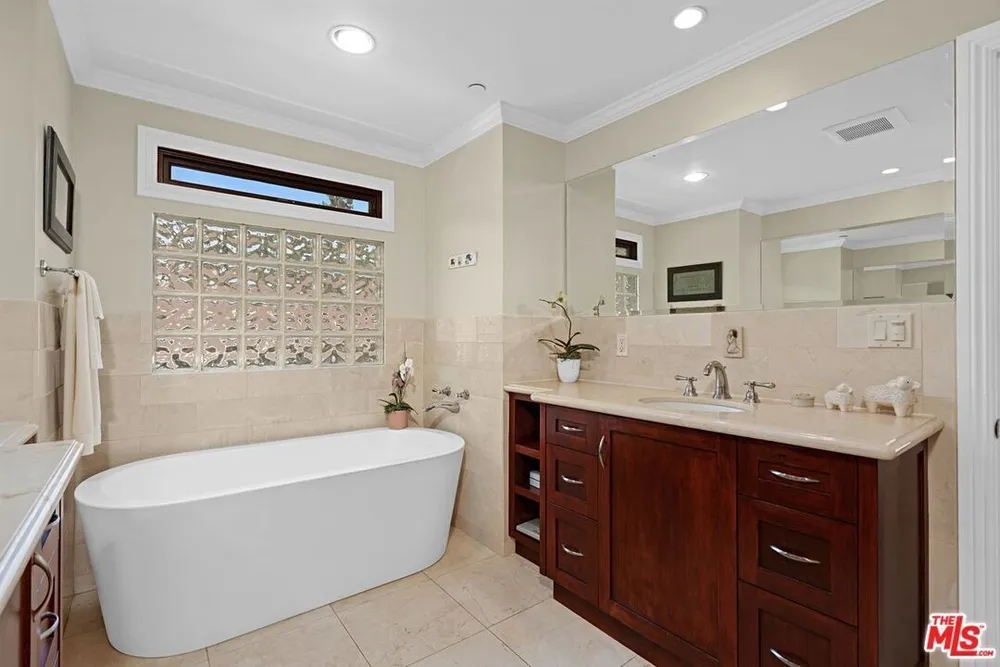 3645 Longview Valley Rd, Sherman Oaks, CA 91423