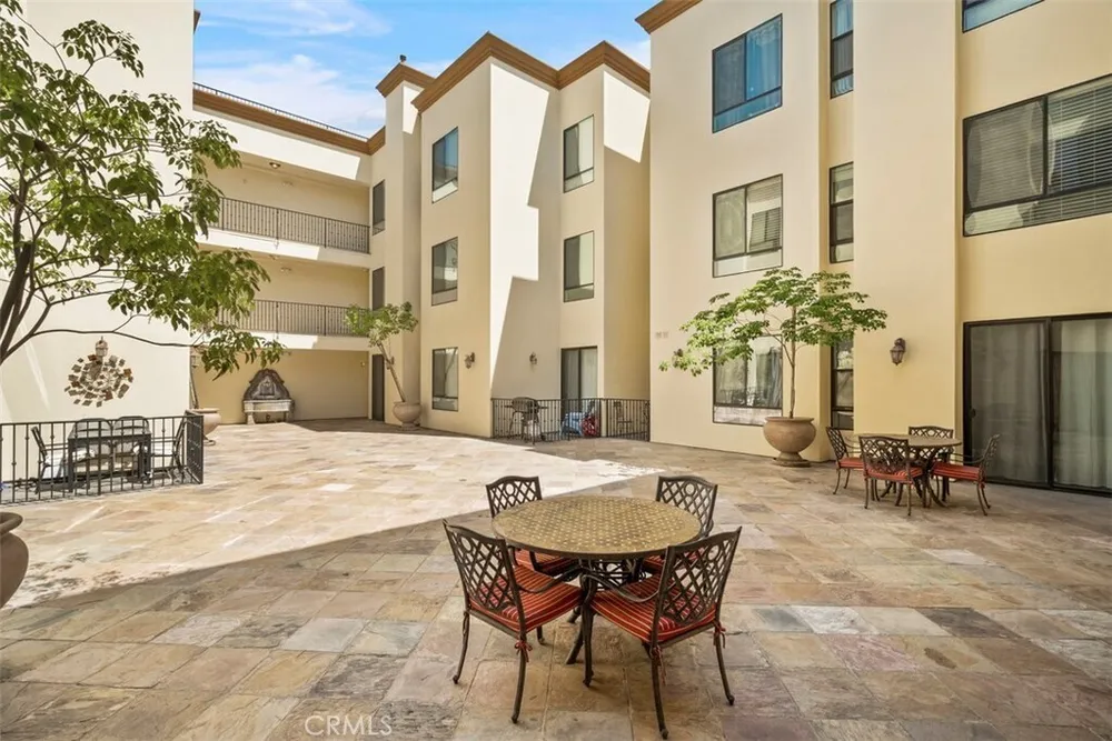 6938 Laurel Canyon Blvd, North Hollywood, CA 91605