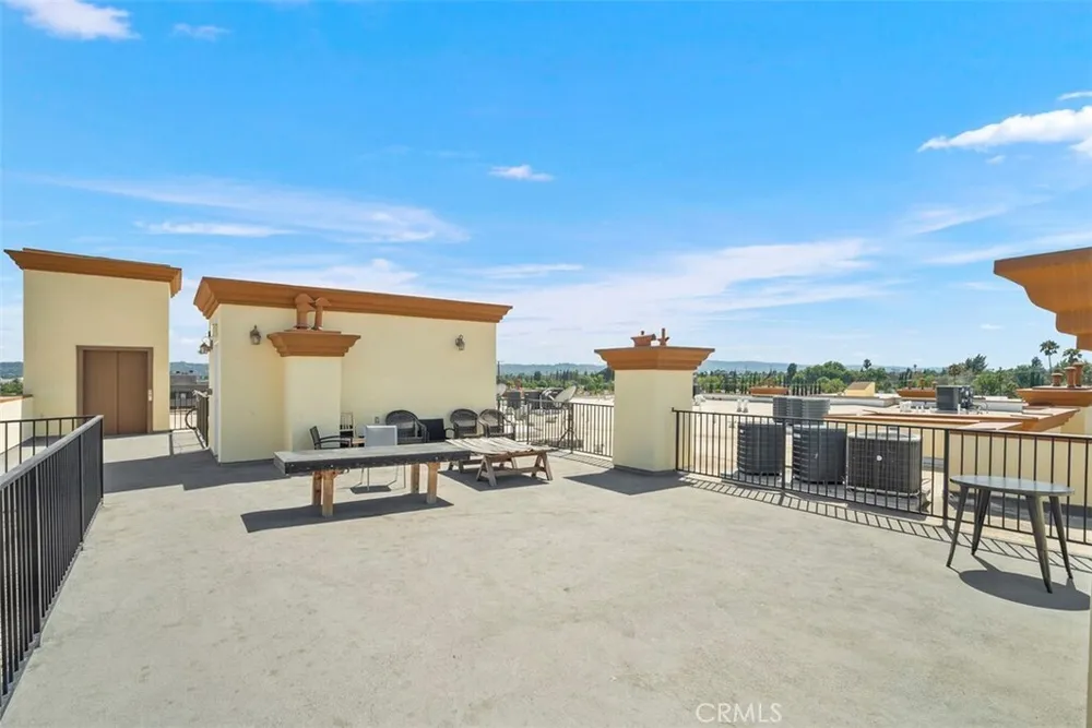 6938 Laurel Canyon Blvd, North Hollywood, CA 91605