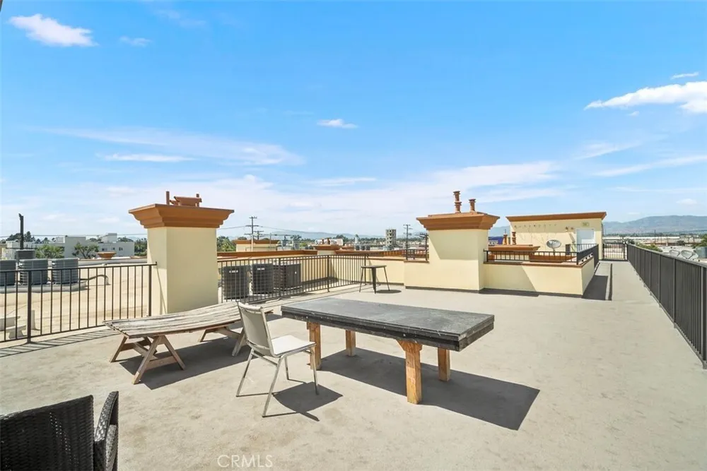 6938 Laurel Canyon Blvd, North Hollywood, CA 91605